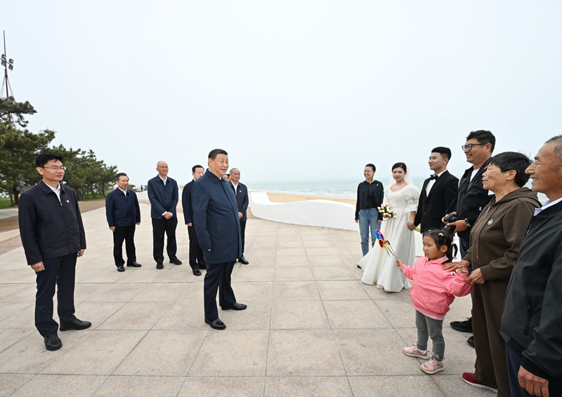 5月22日至24日，中共中央總書記、國家主席、中央軍委主席習(xí)近平在山東考察。這是22日下午，習(xí)近平在日照市陽光海岸綠道同市民親切交流。